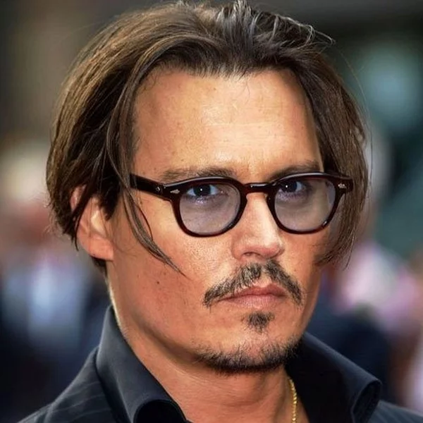 Bartfrisuren aktuelle Trends Berühmtheiten Johnny Depp Brille kurzer Bart Männlichkeit zur Schau stellen 