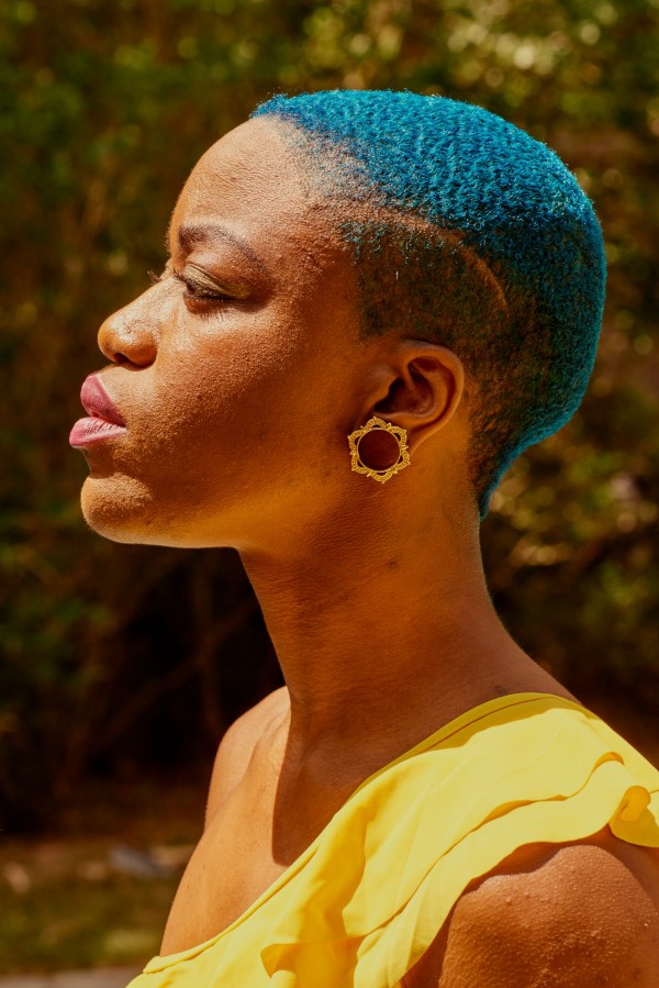 Buzz Cut – extra kurzer Schnitt für mutige Frauen buzz in blau für afro haare