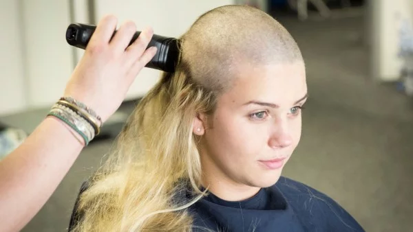 Buzz Cut – extra kurzer Schnitt für mutige Frauen sich die mähne rasieren lassen