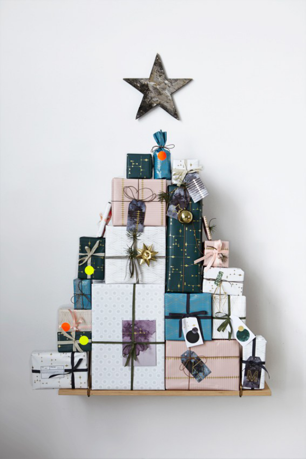DIY Christbaum auf wenig Platz Geschenke an der Wand arrangiert ein Stern an der Spitze