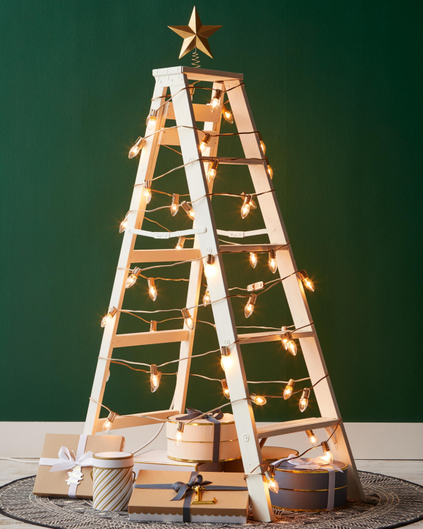DIY Christbaum auf wenig Platz Holzleiter mit Lichterkette darunter Geschenke