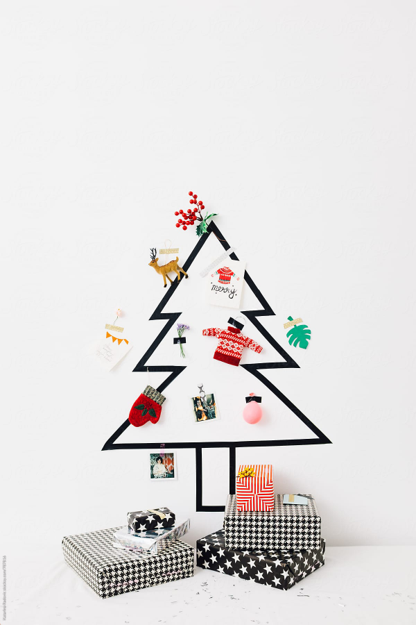 DIY Christbaum auf wenig Platz Kontur mit einem schwarzem Washi-Tape an der Wand Schmuck Geschenke darunter