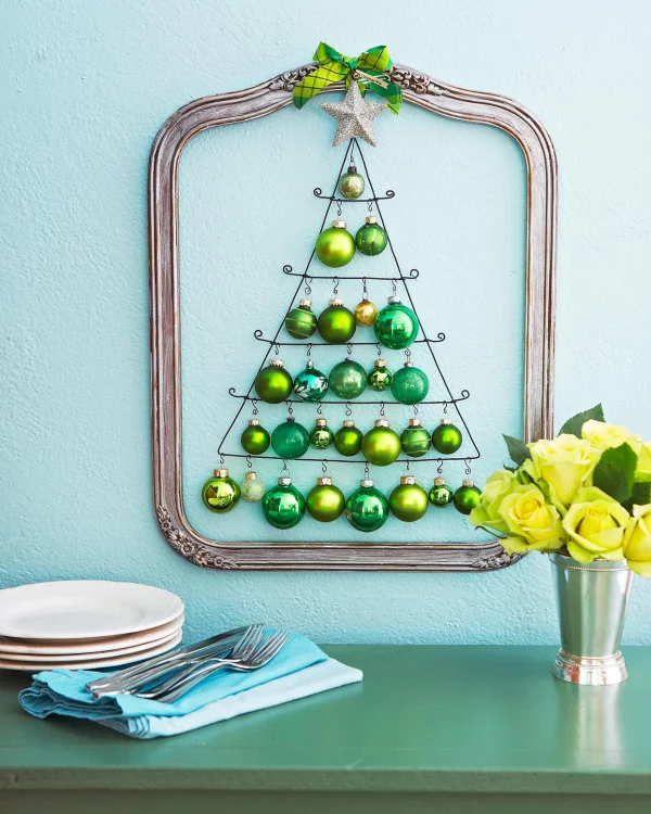 DIY Christbaum auf wenig Platz Retro Flair alter Bildrahmen grüne Weihnachtskugeln darin arrangiert
