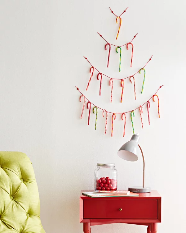 DIY Christbaum auf wenig Platz Zuckerstangen ganz einfach in Form vom Weihnachtsbaum an der Wand arrangiert