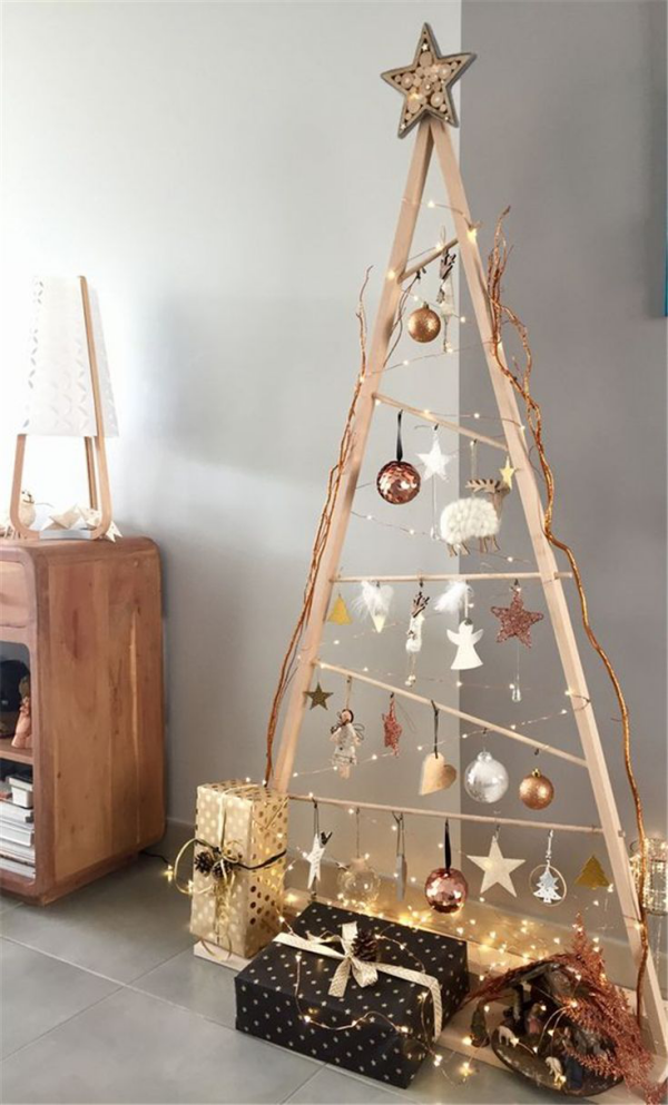 DIY Christbaum auf wenig Platz aus dünnen Holzstäben gebastelt mit Lichterkette und Ornamenten geschmückt