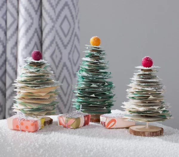 DIY Christbaum auf wenig Platz drei kleine Weihnachtsbäume aus altem Papier
