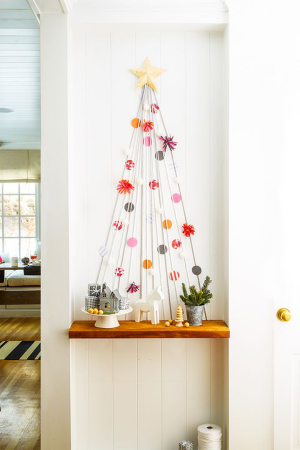 DIY Christbaum auf wenig Platz einfache Idee mit Schnur in einer Wandnische gestaltet