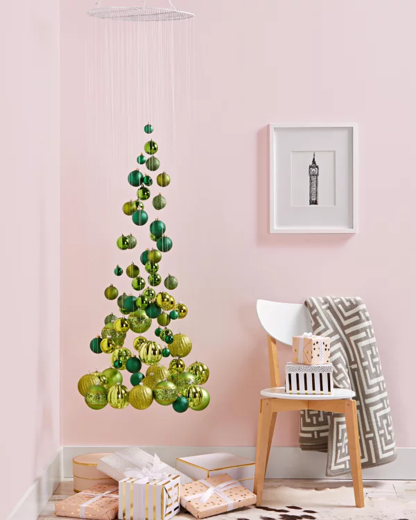 DIY Christbaum auf wenig Platz grüne hängende Weihnachtskugeln tolle leicht nachzumachende Idee