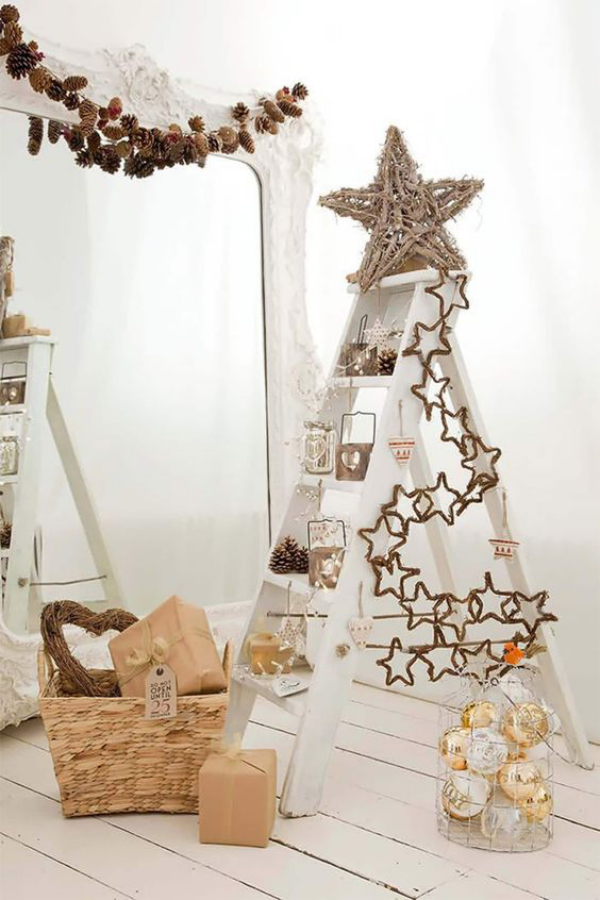 DIY Christbaum auf wenig Platz rustikales Flair alte Holzleiter dekoriert Lichterkette Geschenke