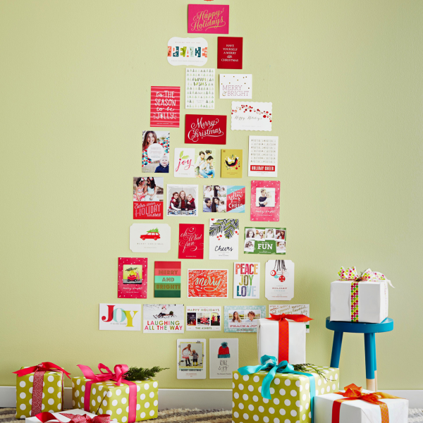 DIY Christbaum auf wenig Platz schöne Postkarten mit netten Weihnachtsgrüßen als Wanddekoration
