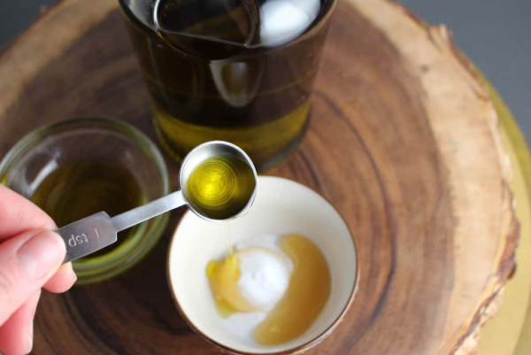 DIY Haarmasken für die Wintermonate ein rohes Ei etwas Olivenöl alles was man braucht zwei Zutaten