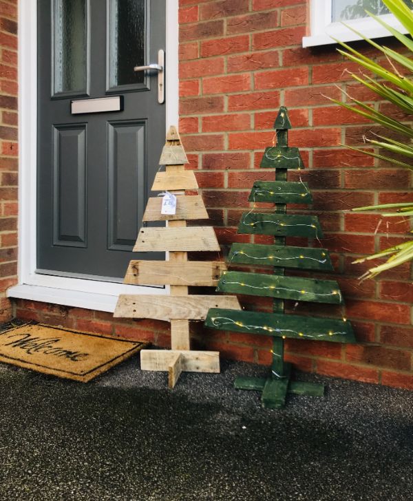 DIY Weihnachtsbaum Dekoration für die Außenfassade