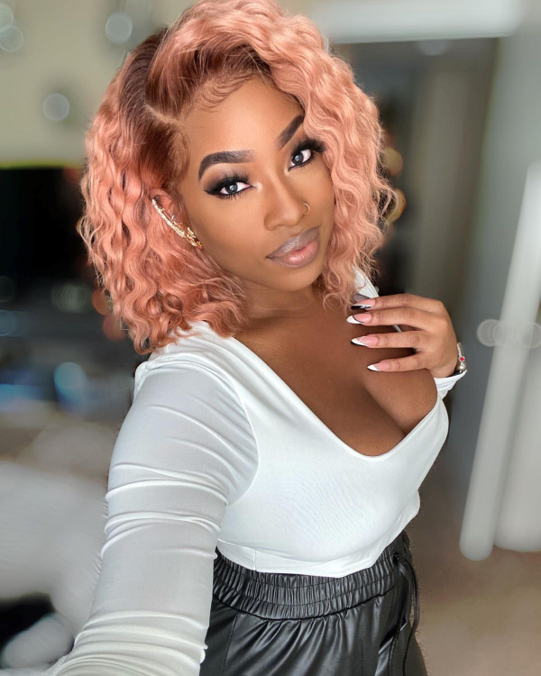 Die Rose Gold Haarfarbe verführt mit zarter Schönheit und femininer Eleganz afro haare mit rosa highlights