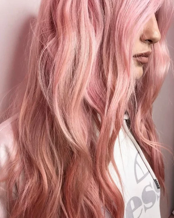 Die Rose Gold Haarfarbe verführt mit zarter Schönheit und femininer Eleganz beach waves mit rosa mähne