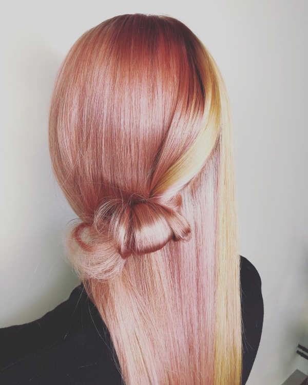 Die Rose Gold Haarfarbe verführt mit zarter Schönheit und femininer Eleganz rosa haare mit blond knoten