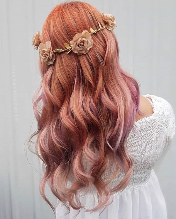 Die Rose Gold Haarfarbe verführt mit zarter Schönheit und femininer Eleganz rotgold ombre