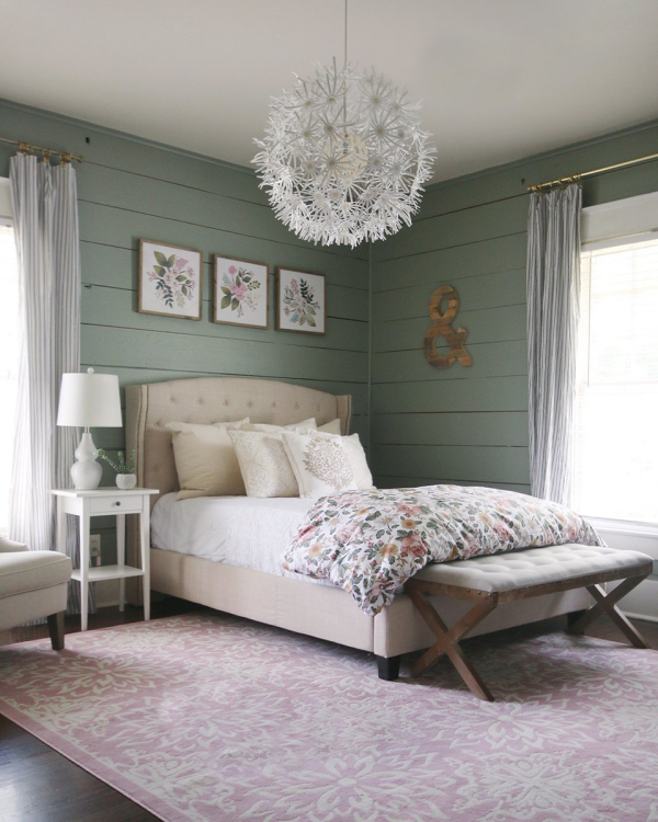 Evergreen Fog Farbe des Jahres 2022 im Schlafzimmer im rustikalen Stil Ruhe Gelassenheit Gemütlichkeit