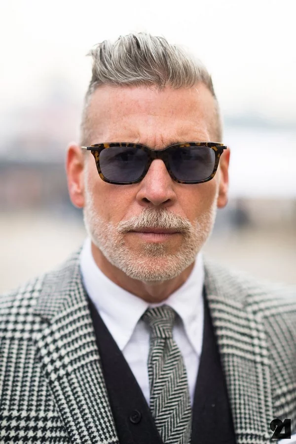 Frisuren für Männer über 50 coole graue Herrenhaarschnitte stilvoller Look 