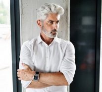 Frisuren für ältere Männer mit grauen Haaren – weitere Ideen und Beispiele