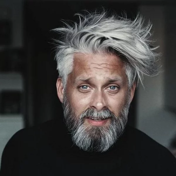 Frisuren für ältere Männer mit grauen Haaren