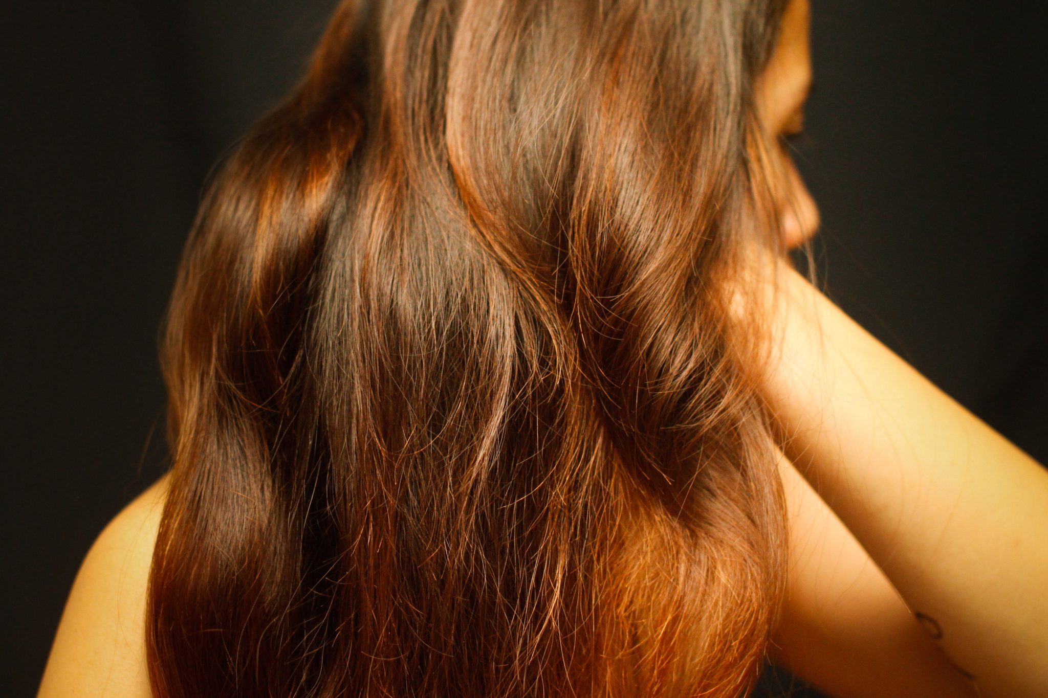 Haare mit Henna färben - 3 trendige Nuancen und andere hilfreiche Tipps. 