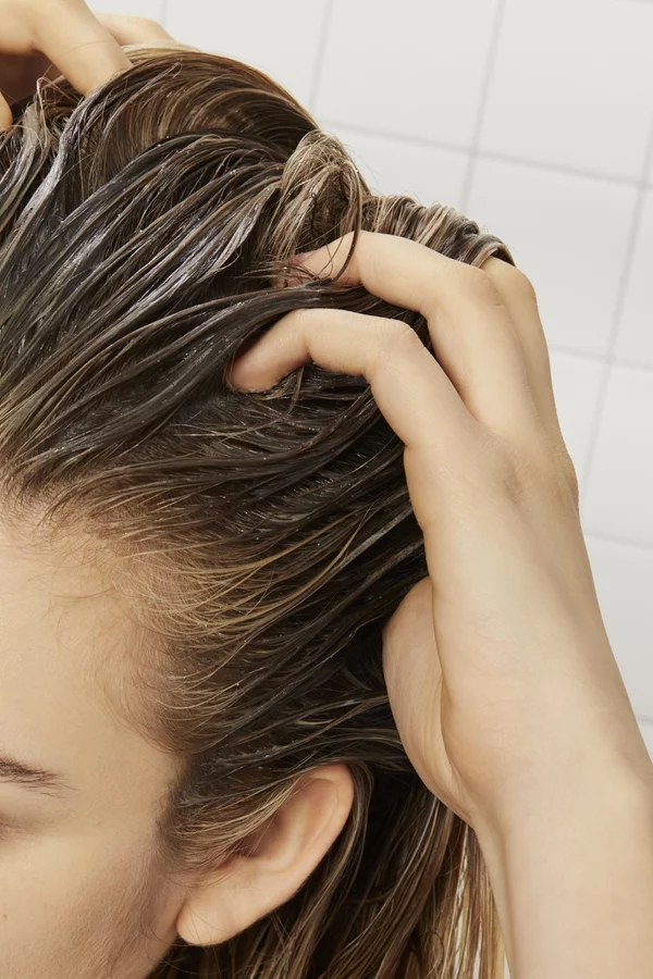 Haare schneller wachsen lassen Kopfmassage und Haarmaske von den Wurzeln bis zu den Haarspitzen