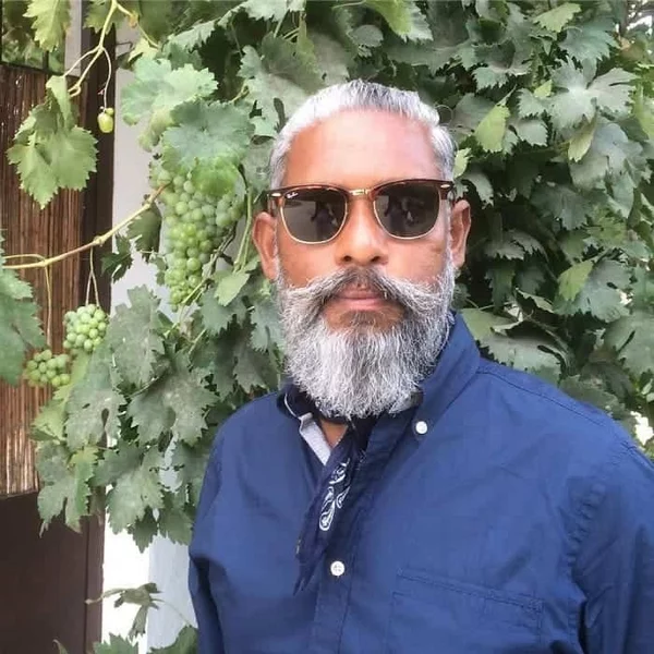 Haar Styling Ideen für ältere Männer mit grauem Haar gut gepflegter Herr über 50 mit Sonnenbrille