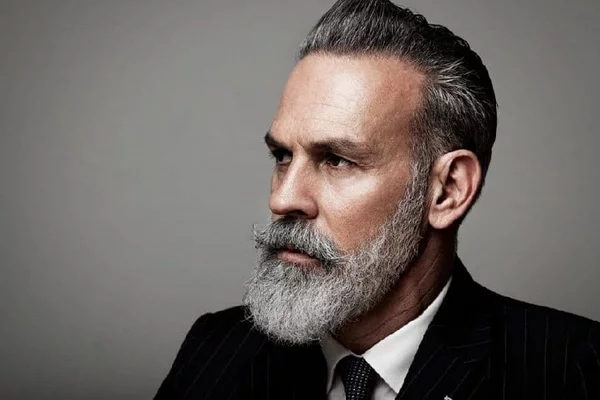 stilvolle Herrenhaarschnitte und Bartfrisuren für ältere Männer mit grauen Haaren