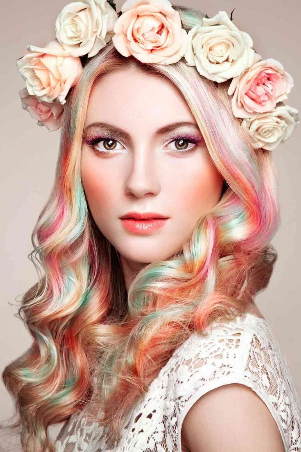 Holographic Hair – die Holo Technik ist Farbtrend Nr. 1 holo haare blumenkranz romantisch