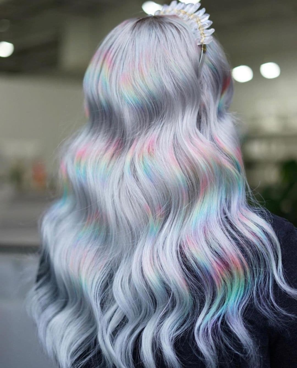 Holographic Hair – die Holo Technik ist Farbtrend Nr. 1 silber haare lang wellig