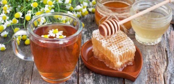 Honig und Zimt Booster-Duo gesundes Getränk mit ein paar Kamillenblättern