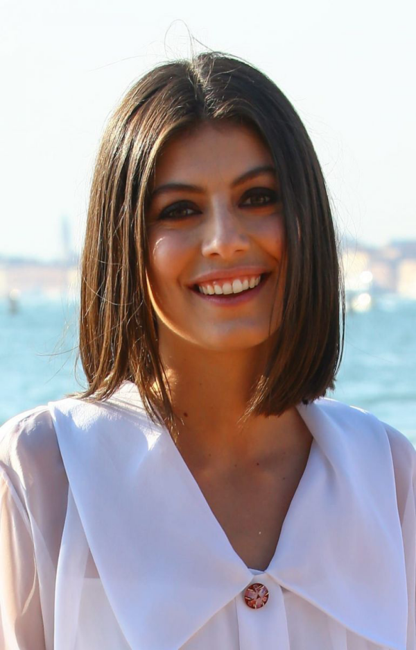 Italienischer Bob Trend-Frisur 202122 schulterlanges dunkles Haar junge Frau breites Lächeln