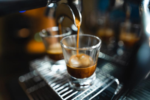 Kaffee trinken überraschende Vorteile für die Gesundheit Kaffeeautomat eine Tasse aromatisches Kaffeegetränk