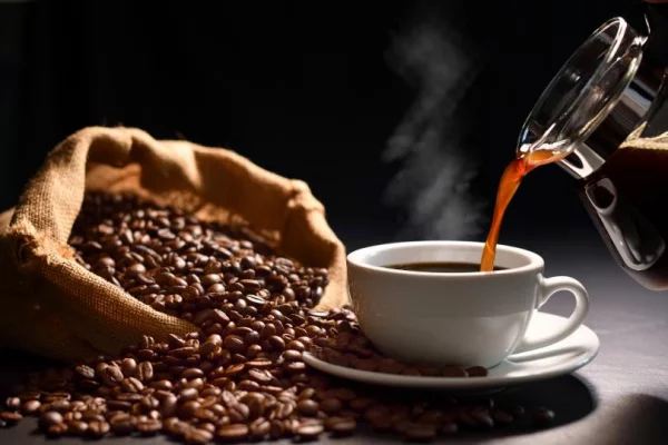 Kaffee trinken überraschende Vorteile für die Gesundheit Kaffeebohnen eine Kanne Tasse frisch gebrühter Kaffee