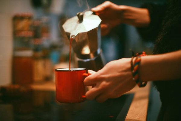 Kaffee trinken überraschende Vorteile für die Gesundheit Kaffeemaschine Becher frisch gebrühtes Kaffeegetränk