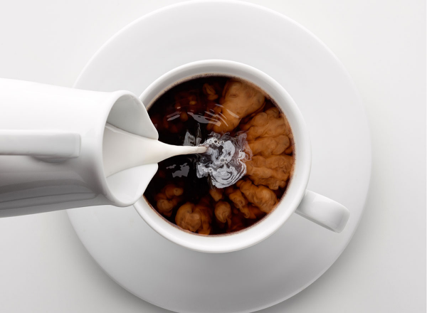 Kaffee trinken überraschende Vorteile für die Gesundheit Tasse Kaffee mit Milch schützt vor Leber-und Dickdarmkrebs