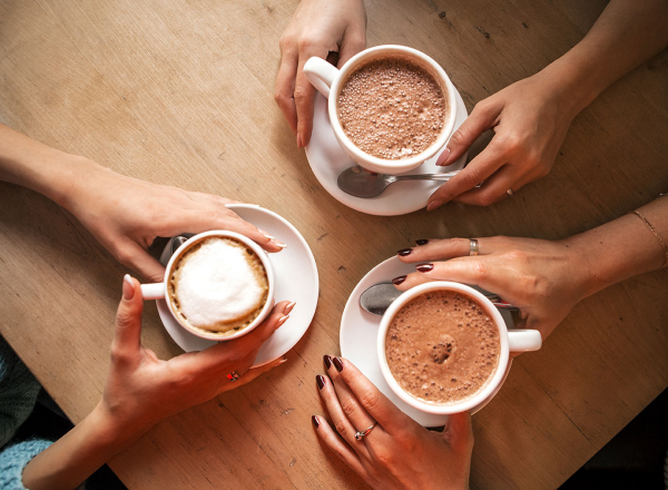 Kaffee trinken überraschende Vorteile für die Gesundheit drei Freundinnen gemütliche Kaffeestunde zusammen verbringen