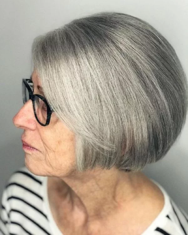 Kurzhaarfrisuren für feines Haar ab 60  - eine ältere Frau trägt einen Sliced Bob