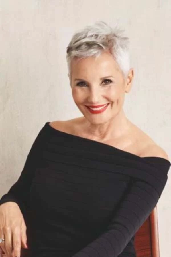 ältere Dame graues Haar kurz geschnitten Kurzhaarfrisuren für ältere Frauen über 50