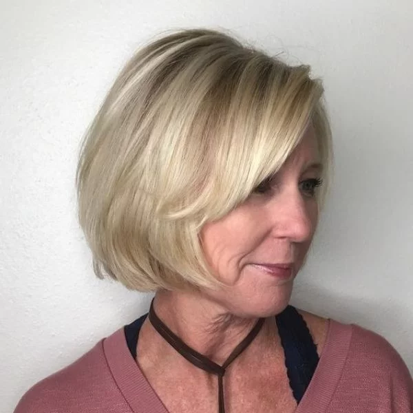 Bob mit Seitenpony blondes Haar Kurzhaarschnitte für Frauen über 50 