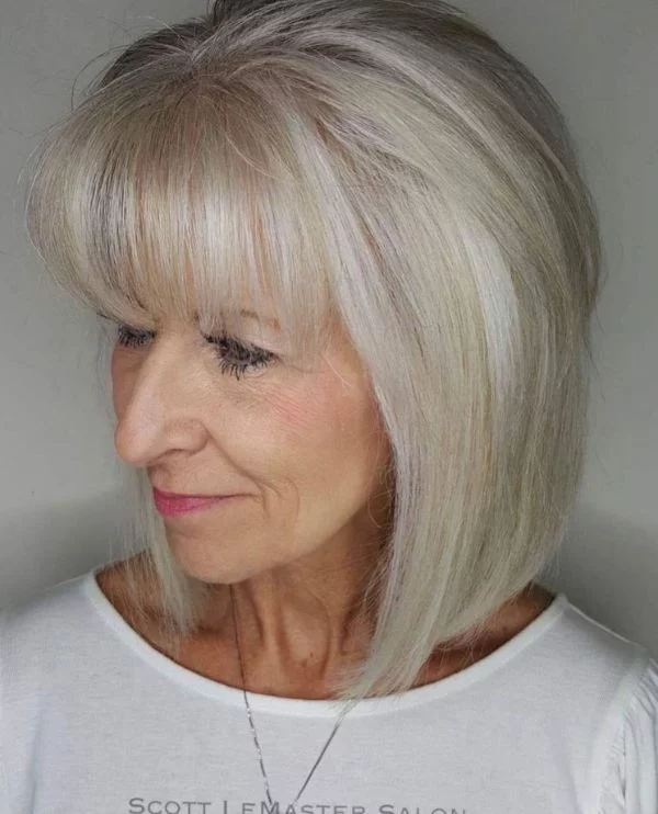 aktuelle Frisurentrends - Frau über 60 mit grauem schulterlangem Haar 