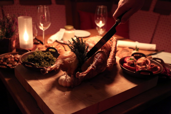 Martinstag Gänsebraten zubereiten am 11.November zu Hause essen auf dem Tisch serviert rustikale Atmosphäre