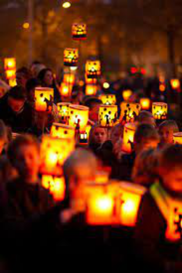 Martinstag alte Tradition Lichtprozession Laternenumzug Feuer Symbol für das Ende der Erntezeit