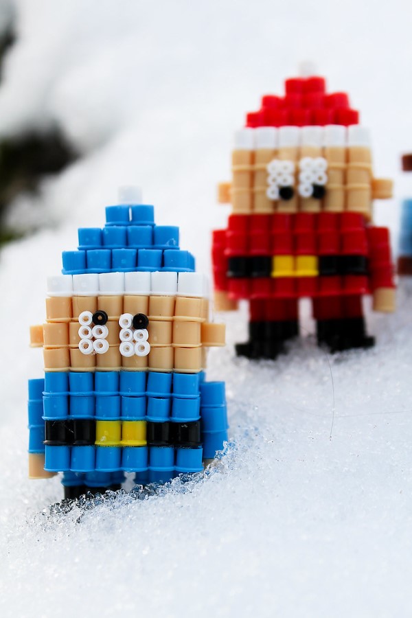 Mit Bügelperlen zu Weihnachten basteln – kinderleichte DIY Projekte mit Pixel Art Optik nikolaus elfen nordpol