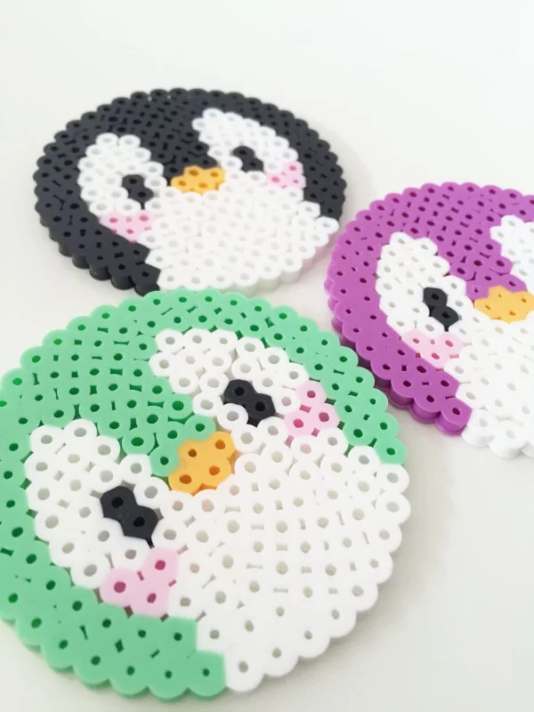 Mit Bügelperlen zu Weihnachten basteln – kinderleichte DIY Projekte mit Pixel Art Optik pinguine tassenuntersetzer
