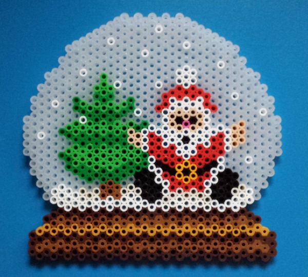 Mit Bügelperlen zu Weihnachten basteln – kinderleichte DIY Projekte mit Pixel Art Optik schneekugel mit weihnachtsmann