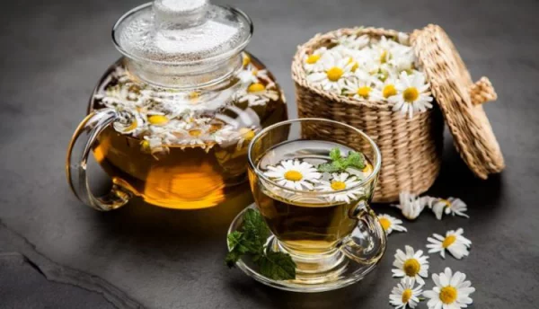 Tee trinken für inneren Glow Kamillentee Schönheit aus der Natur