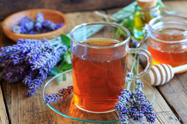 Tee trinken für inneren Glow Lavendeltee zubereiten Lavendelblätter