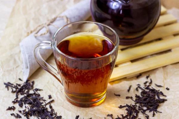 Tee trinken für inneren Glow schwarzer Tee in vielen Eigenschaften mit dem grünen Tee verwandt