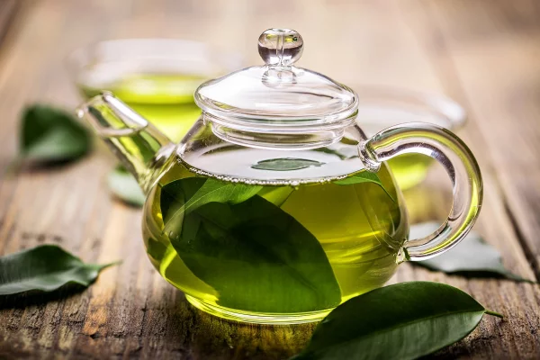 Tee trinken für inneren Glow strahlende Haut von innen grüner Tee in der Teekanne